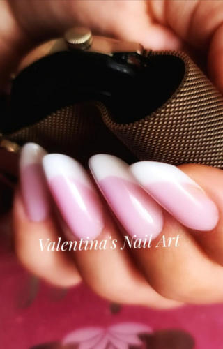 Erhalten Sie einen modernen French Nails Look