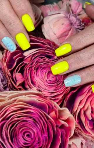 Die bunte Welt der Farbigen Nails für ein modernes Nageldesign