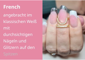 French angebracht im klassischen Weiß mit durchsichtigen Nägeln und Glitzern auf den Spitzen