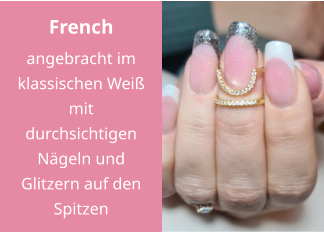 French angebracht im klassischen Weiß mit durchsichtigen Nägeln und Glitzern auf den Spitzen