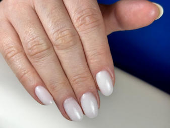 Naturnägel-Verstärkung mit Gel in Perlweiß
