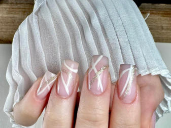 Dekorative Gel Nägel mit Weiß und Gold Farben