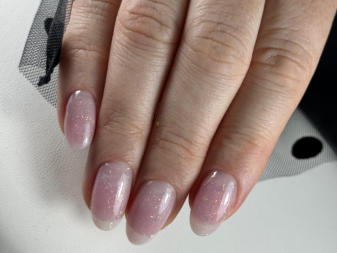 Naturnägel-Verstärkung mit schimmernden zart Rosa
