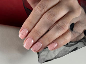 Gel Nägel mit dekorativen Punkten