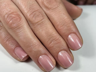 Naturnägel-Verstärkung mit Gel für eine natürliche Erscheinung ihrer Nägel