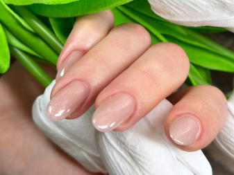 Naturnägel-Verstärkung mit Gel in Perlmut Rosa Farbe