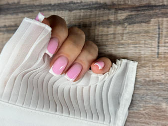 Gel Nägel mit gemaltes French passend zu Rosa Gel