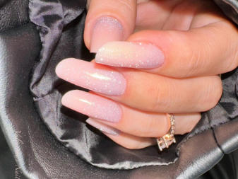 Neumodellage mit Gel und Glitzer