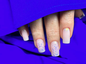 Gel Nägel in zart Rosa mit bunten Pigmenten