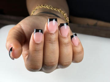 Gel Nägel mit gemaltes French in Piano-Schwarz