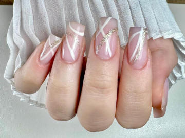 Dekorative Gel Nägel mit Weiß und Gold Farben