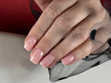 Gel Nägel mit dekorativen Punkten