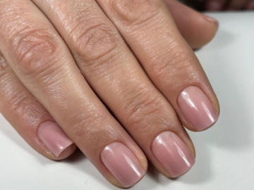 Naturnägel-Verstärkung mit Gel für eine natürliche Erscheinung ihrer Nägel
