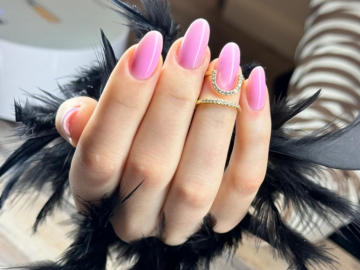 Nägel-Verstärkung mit formschönen Nägeln in Rosa Farbe
