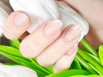 Naturnägel-Verstärkung mit Gel in Perlmut Rosa Farbe