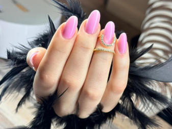 Nägel-Verstärkung mit formschönen Nägeln in Rosa Farbe